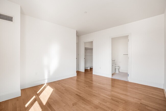 Building Photo - 116-128-128 Rantoul St