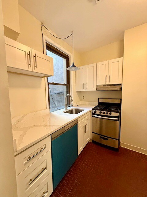 Second floor kitchen - 2315 South St