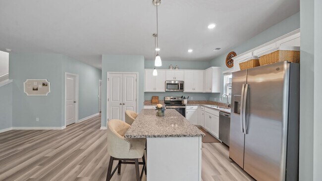 Building Photo - Beautiful 4-Bedroom Home in The Commons Featuring a Convenient Floor Plan