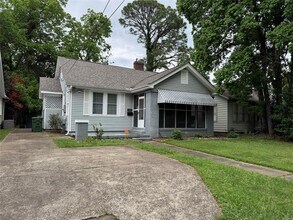 Building Photo - 2243 Winona Ave