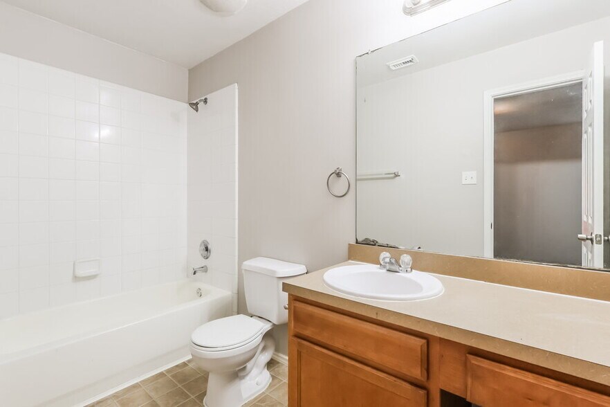 Building Photo - 21243 Linden House Ct