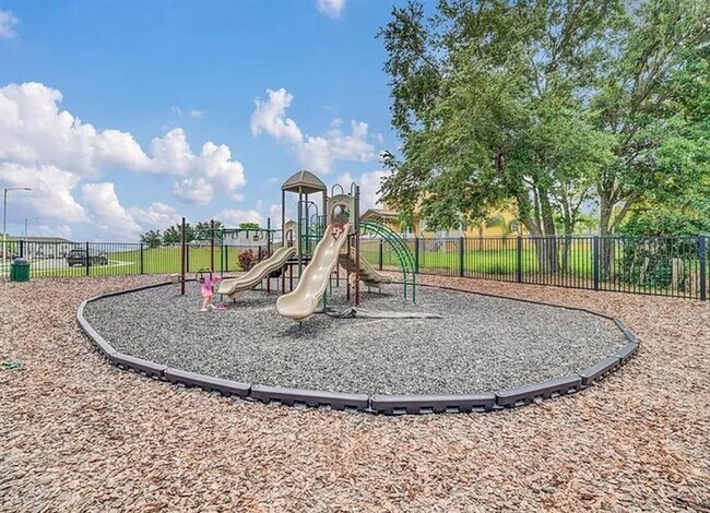 Building Photo - 233 Mandovi St