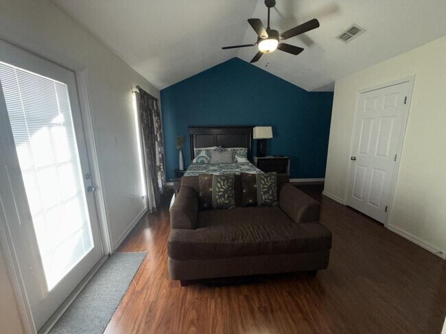 Building Photo - 1131 Century Oaks Dr