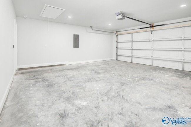 Building Photo - 335 Maple Cir