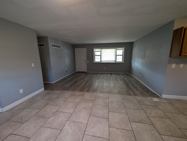 Building Photo - Spacious 3-Bedroom, 2.5-Bathroom Home in F...