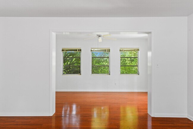 Building Photo - 2107 Brookview Dr