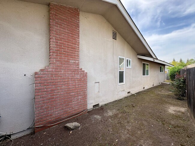 Building Photo - NW Visalia Home Near Country Club Available Now! *Private Showing Only*