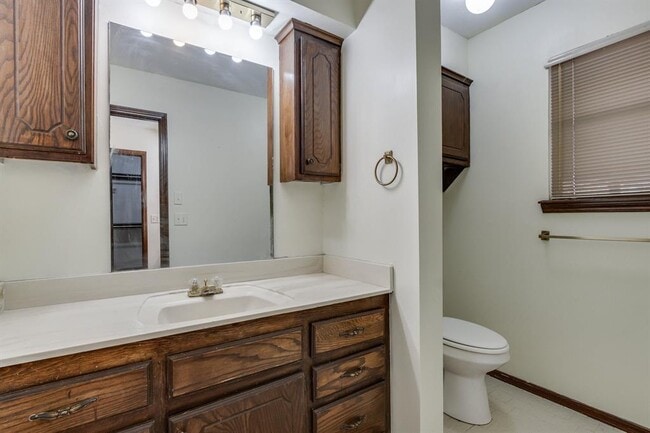 Building Photo - 2013 Tanglewood Dr