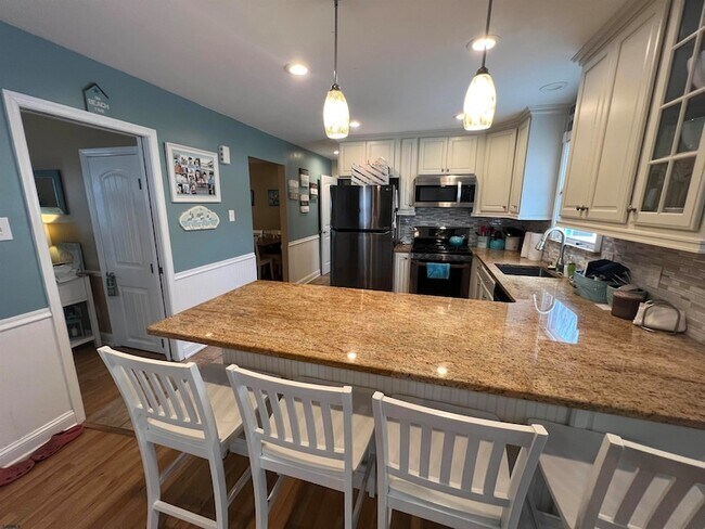 Building Photo - 406 N Dorset Ave