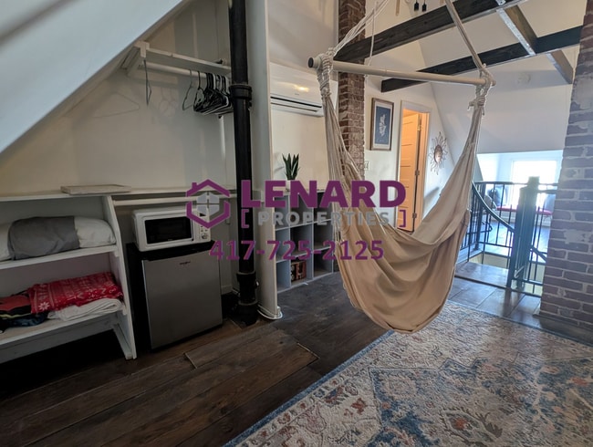 Building Photo - Beautiful And Spacious 3 Bedroom Home!