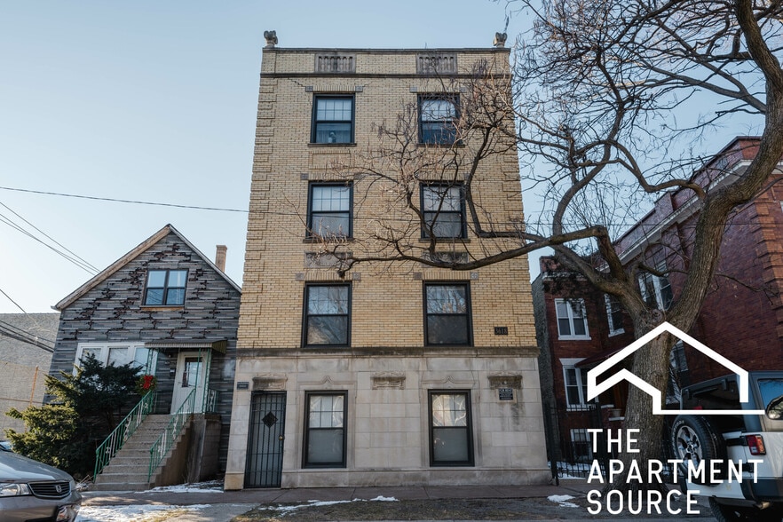 Building Photo - 3620 N Marshfield Ave