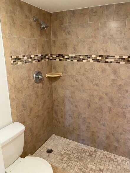 Master Bedroom Shower - 21900 Lake Forest Cir