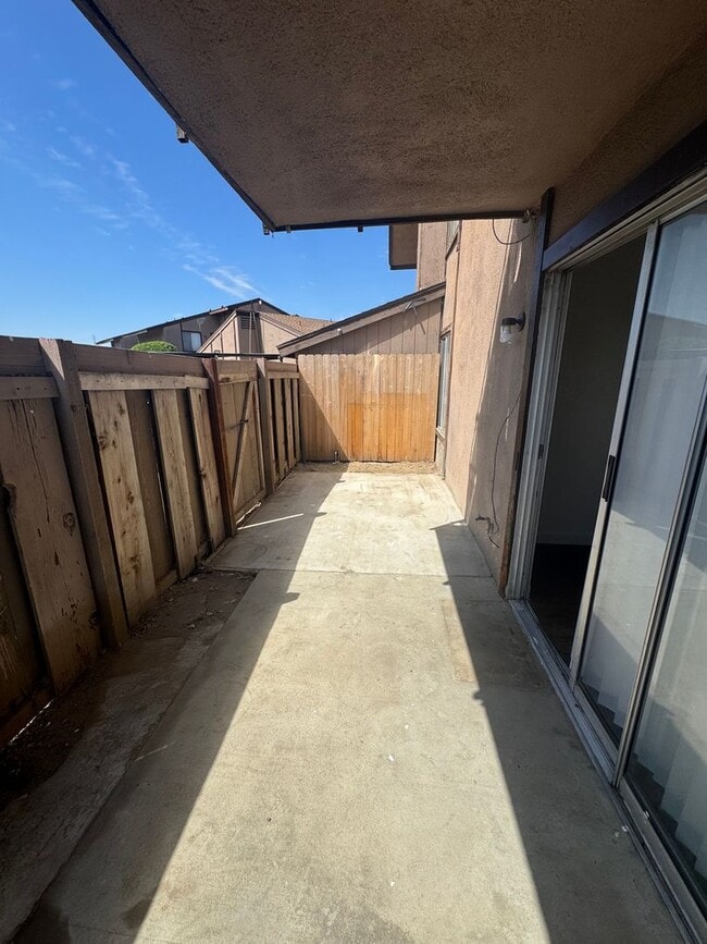 Building Photo - Downstairs Visalia apartment move in ready!