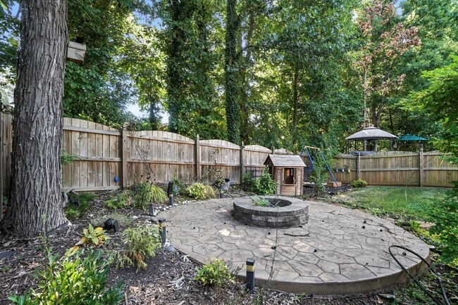 Building Photo - Fully Updated and Move-In Ready with Excep...