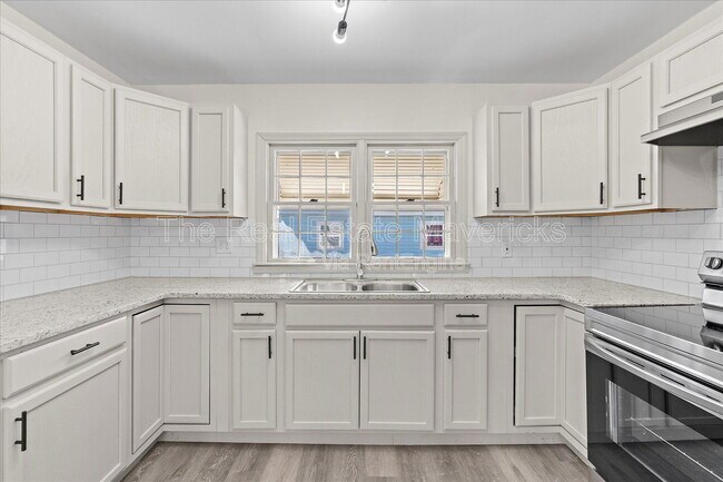 Building Photo - 1820 Tunnel Blvd