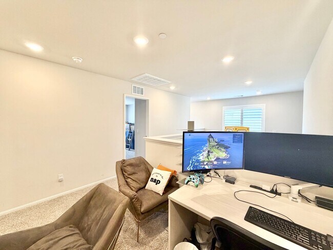Building Photo - Modern 5 Bedroom 3 Bathroom Home in Tierra Del Sol with INCLUDED Solar & Low-Maintenance Living