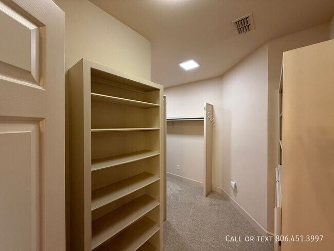 Building Photo - 2707 Regis St