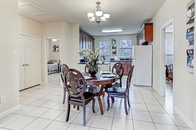 Building Photo - 2068 Laverne St