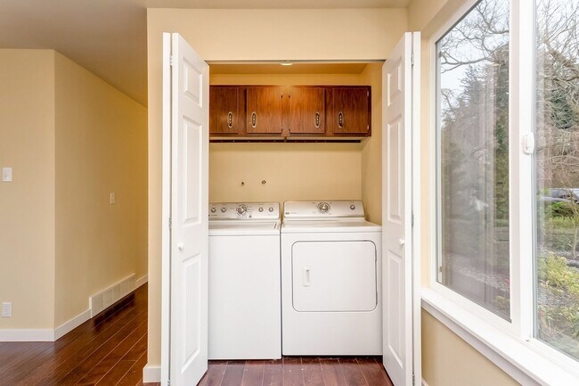 Building Photo - Large 4 Bedroom Edgemoor Home w/ Mother-in-law Suite