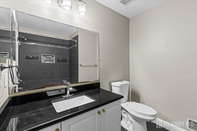 Building Photo - 302 Wellington Park Dr