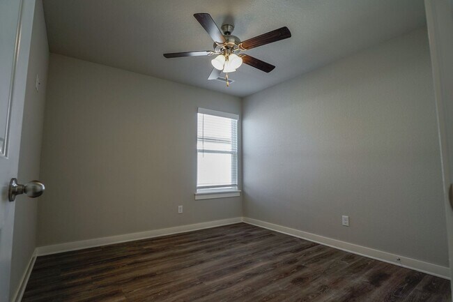 Building Photo - 4 bedroom 3.5 bath home!