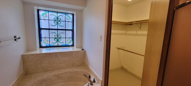 Building Photo - Vaulted Ceiling, Huge Yard, Close to Town