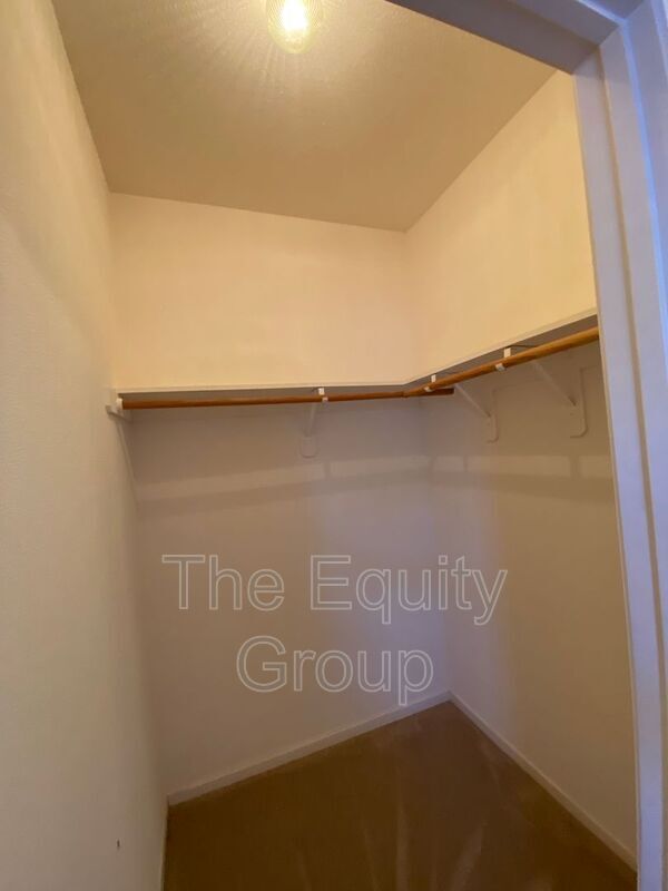 Building Photo - 2643 W Oakridge Ave