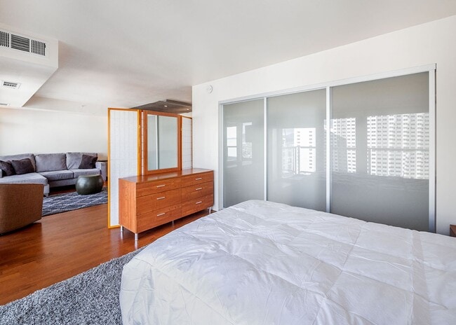 Building Photo - Clean and Bright Studio Apartment Downtown at The Montage- Utilities included!