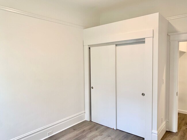 Building Photo - 2BR/1BA Valencia Corridor Luxury Garden Fl...