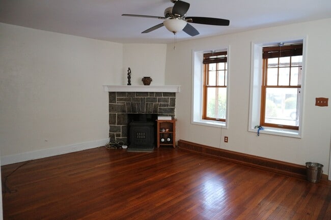 Building Photo - Large 3-bedroom house for rent in Wilmingt...
