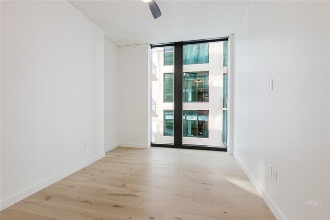 Building Photo - 610 Davis St