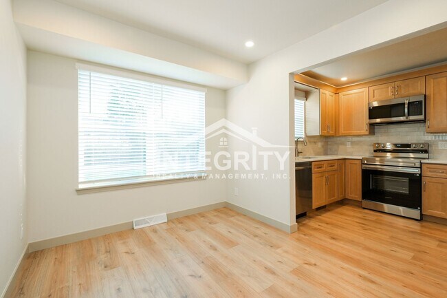 Building Photo - 6475 W Kingsley Ave