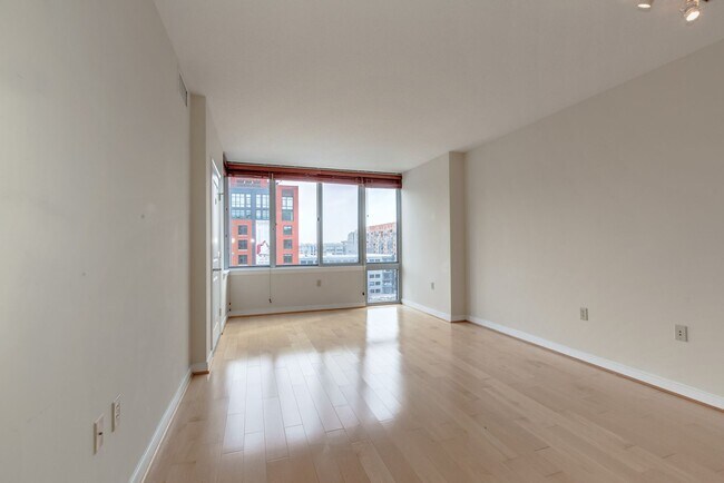 Building Photo - Centrally Located 1BD/1BA w Parking Chinat...