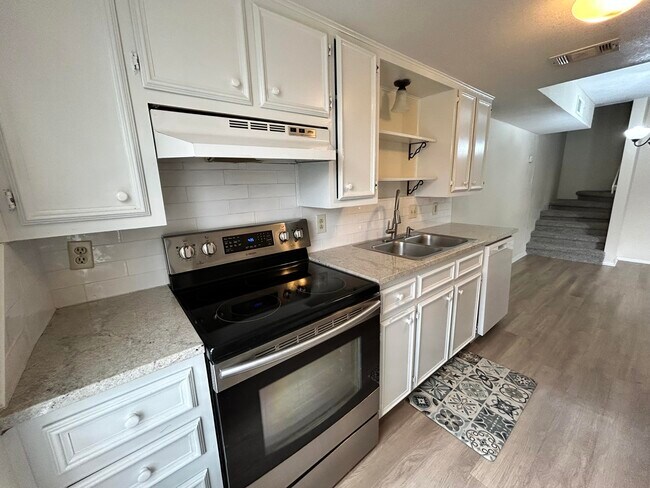 Building Photo - 8601 Memphis Dr