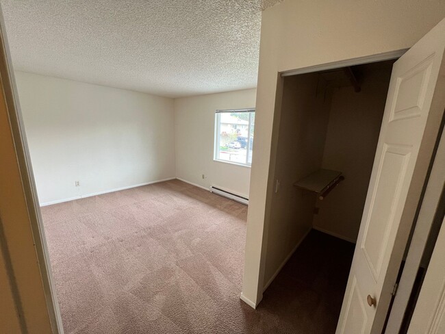 Building Photo - SPACIOUS, CLEAN W/Tons of storage! Tee Off...