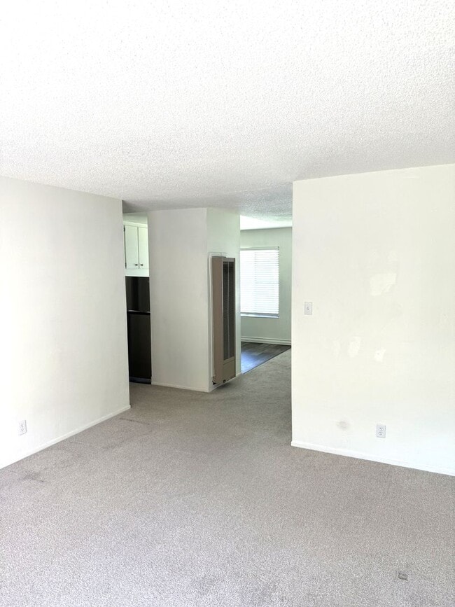 Building Photo - Charming One-Bedroom Condo in Prime Concor...
