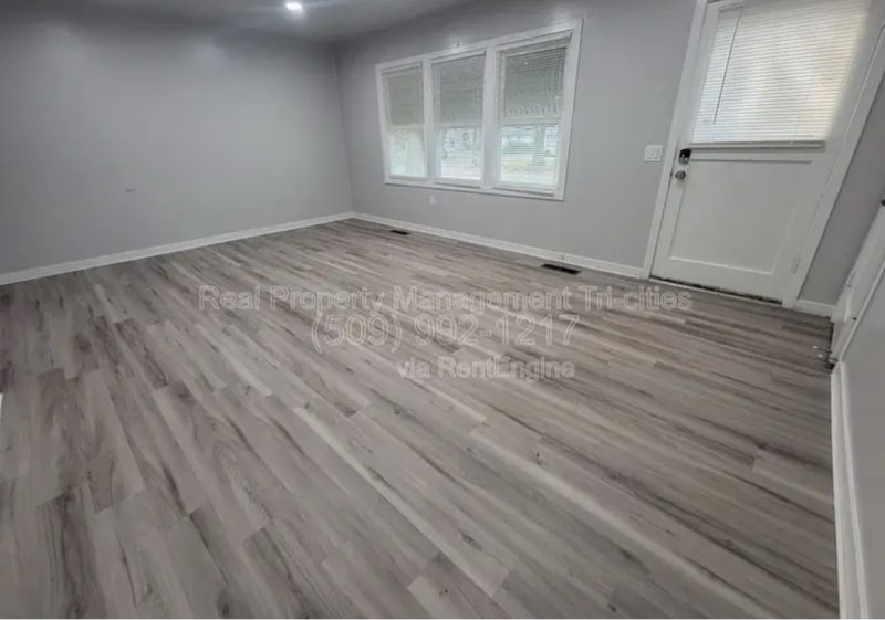 Building Photo - 402 Barth Ave