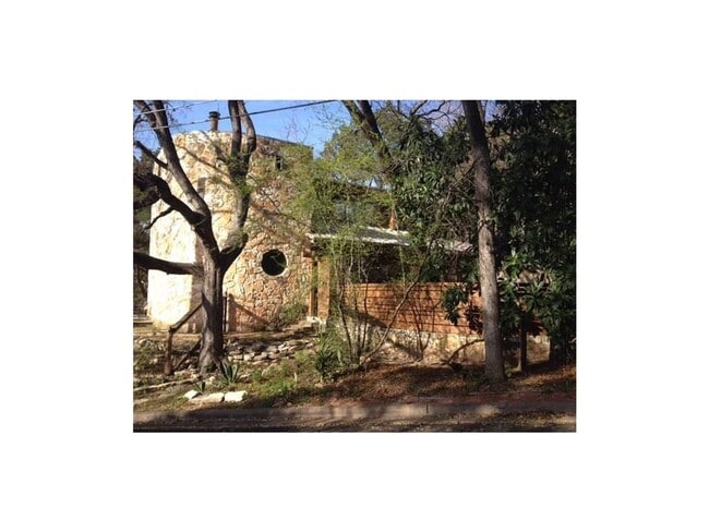 Building Photo - South Austin 4x2 Unique Home!