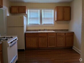 Building Photo - 3 Bedroom House, 1 Bed Downstairs, 2 Bed a...