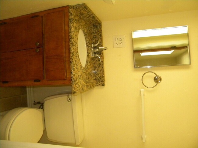 Building Photo - Spacious Home in City View!