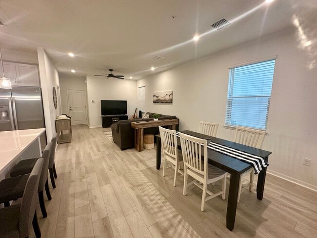 Building Photo - Looking for clean and responsible roommate