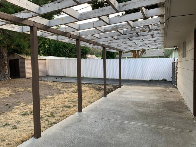 Building Photo - 3 Bedroom, 2 bath house