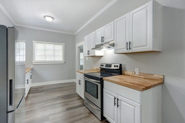 Building Photo - 720 W Victory Dr