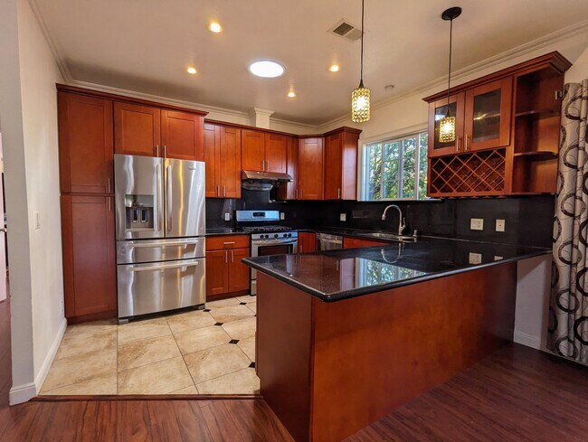 Building Photo - 209 N Idaho St