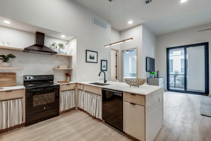 Building Photo - Bishop Canopy