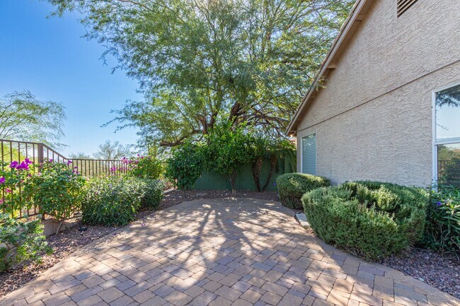 Building Photo - Come Settle In — This Scottsdale Gem Is Re...
