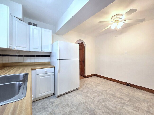 Building Photo - 6634 Devonshire Ave