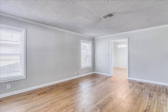 Building Photo - 6046 Hugo Dr