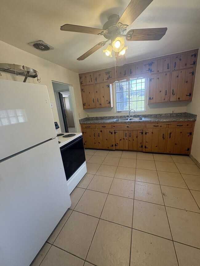 Building Photo - Centrally located Gem for rent