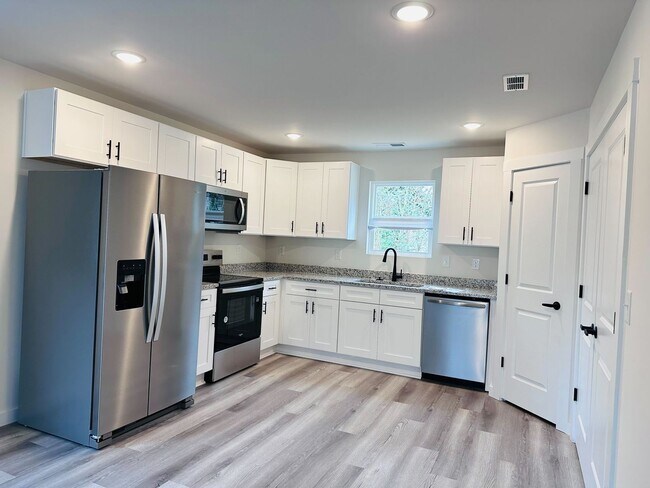 Building Photo - Modern 3BR / 2.5BA Townhome in a Prime Location – Washer/Dryer Included